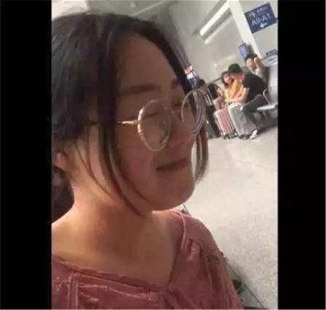 男子车站接到网恋女友,素颜让他无法接受,网友:自己先