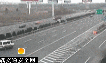 居然开到了对面车流,不知道这事故主要责任算谁的呢?