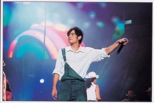 2005年周杰伦无与伦比演唱会,现场超过八万人,现场唱的歌曲经过改编