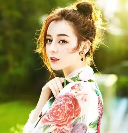 迪丽热巴应该是现在最火女演员之一了,新综艺可能比跑男更适合她