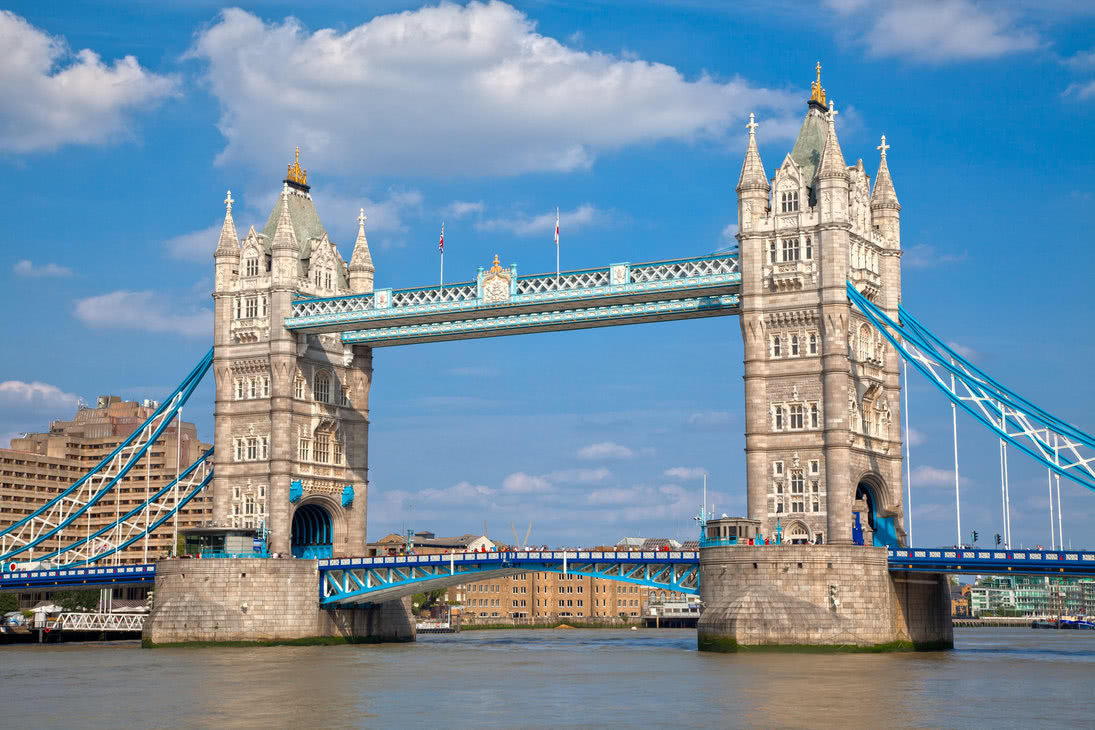 伦敦塔桥,一座上开悬索桥,桥身在有船通过泰晤士河时,可以高高抬起.