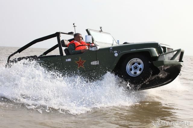 中国民企又推出新型水陆两栖战车,火力大,速度快