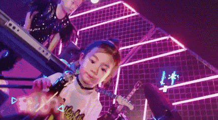 戚薇3岁女儿luckyc位出道!网友称复制黏贴版小戚薇!