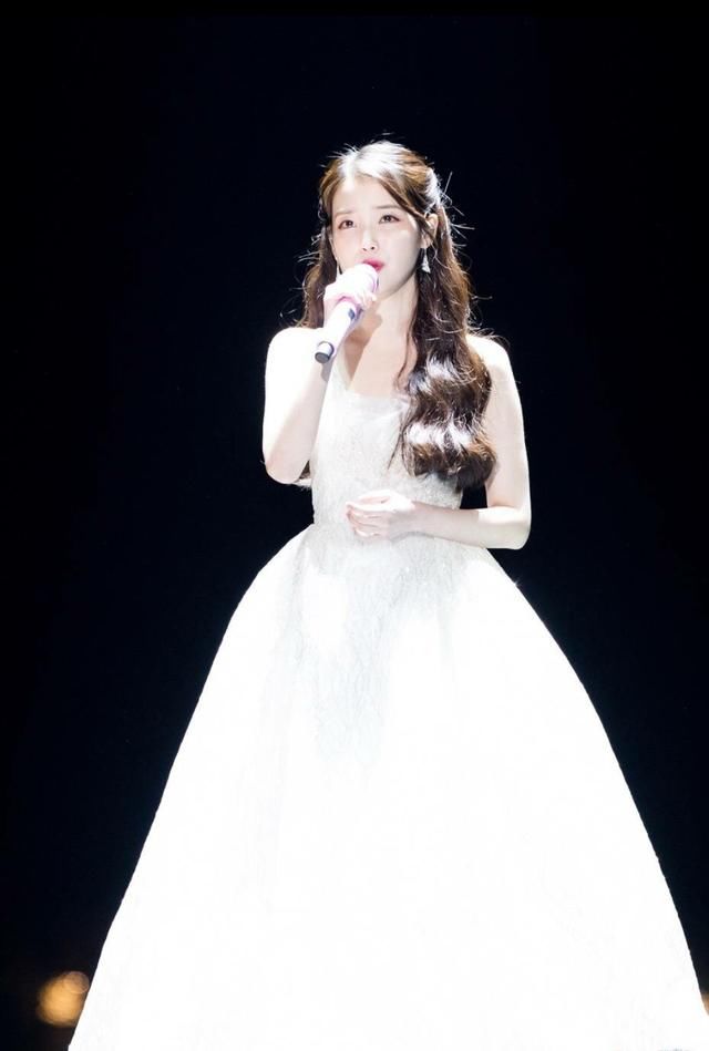 iu李知恩演唱会礼服裙造型,仙女本仙认证,美得犯规的撩