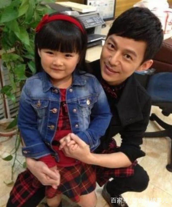 王岳伦带王诗龄逛商场,女儿身子比爸爸还要宽,网友:这