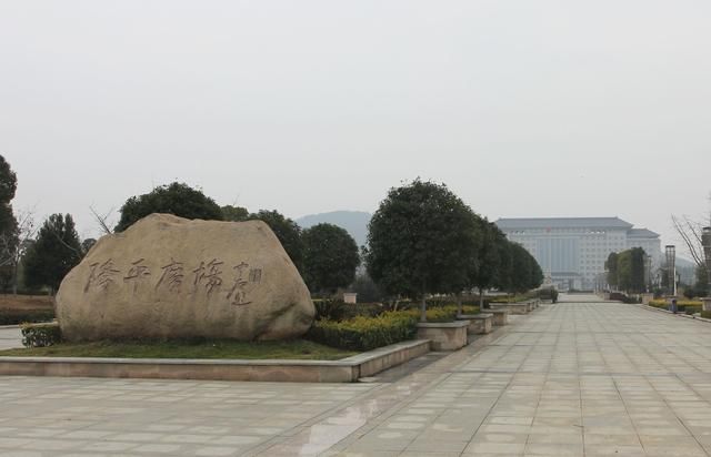 德安县只有10几万的人口,这小县城的政府广场和大楼可以秒杀绝大多数