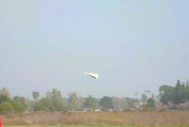 真是脑洞大开行李架也能当卧铺,姑娘还是收敛点,别丢人啦