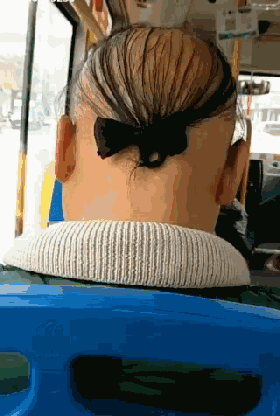 搞笑gif:一得瑟,摔一跤,把女神门牙磕掉了