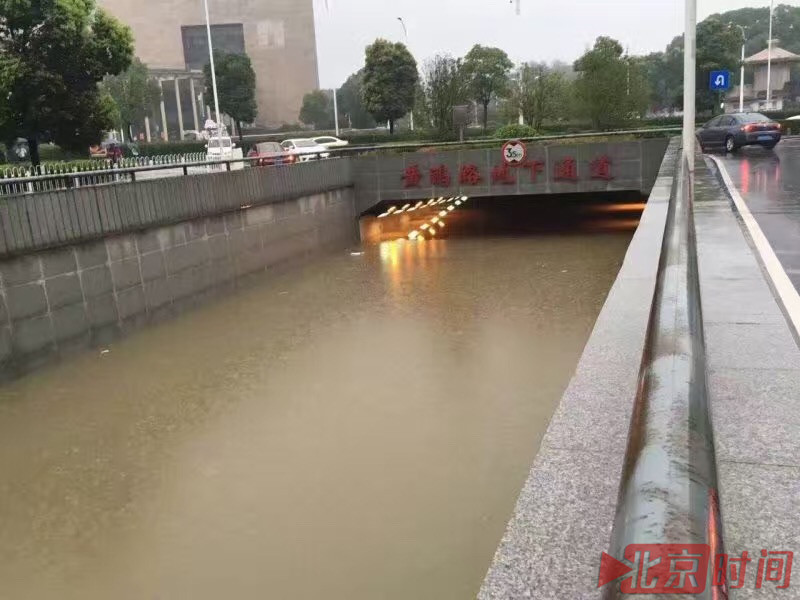 武汉连续暴雨交通瘫痪 火车站地铁站进水被淹