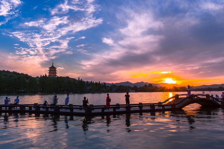 步入盛夏,西湖绝美处,夕阳盛开时