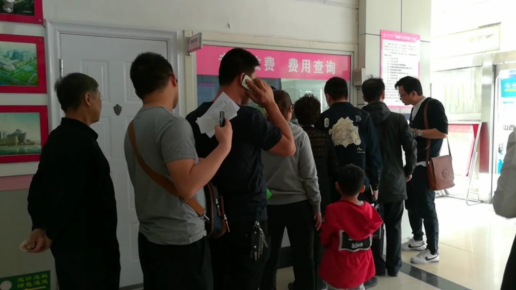 "蹲式窗口"再现一医院 患者叫苦不迭