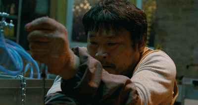 搞笑gif图片:狗狗你别躲了,你要学会面对生活