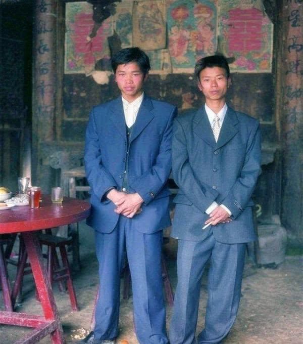 90年代,男人的服装很单调,西装都是宽松型的,根本不收身.