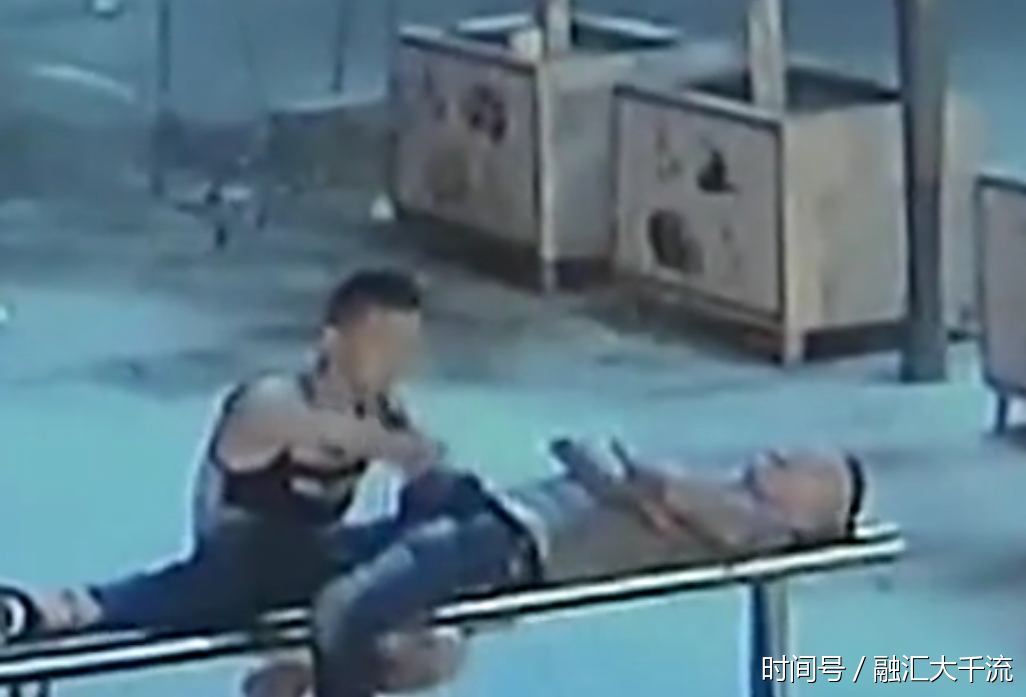 该名男子摇摇晃晃的走到了公园的长椅上,并且躺了下来,可能是酒后