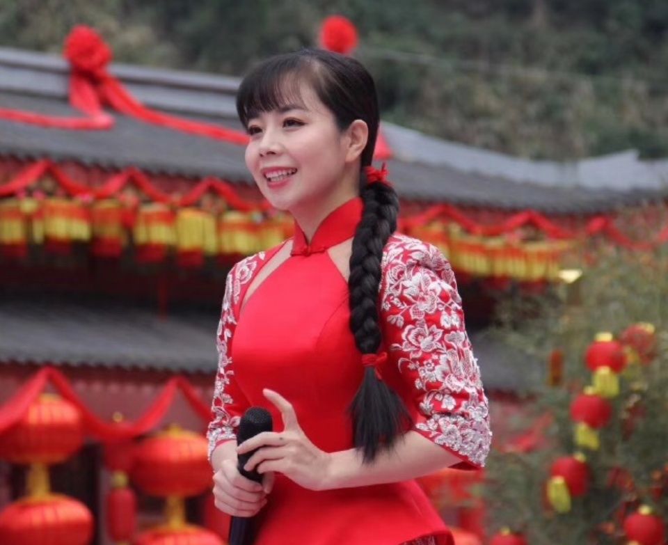 受毕福剑力捧成草根明星,如今毕福剑无人问津,而她却是央视一宝
