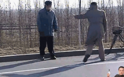 妹子,下次出门前先检查一下衣服,这样出来就尴尬了