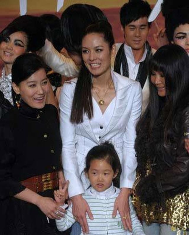 曾是郎昆第三任妻子,被抛弃后独自带女儿,如今14岁女儿走t台了