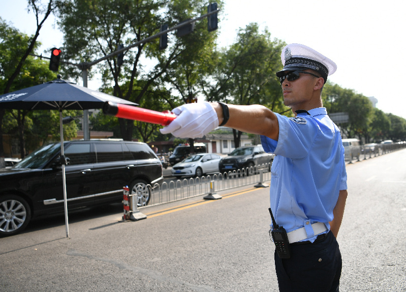 "西安最帅交警"杨鹏:一门心思做一个对路口有益的人