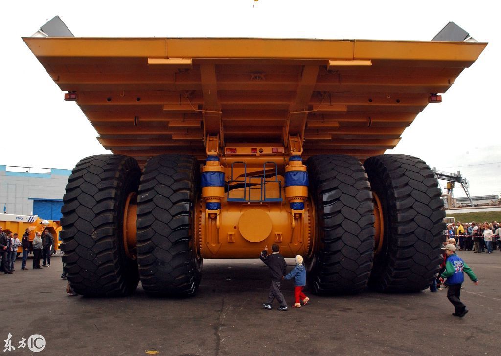 巨大的矿山车!打破了大家对矿车的想象,相信大家都没见过吧?
