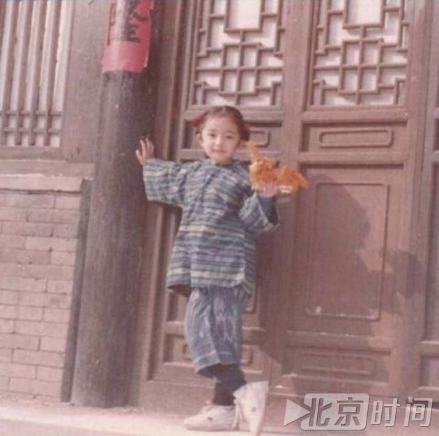 10月24日,有网友分享了杨幂小时候站姿,长大站姿和杨幂爸爸站姿的