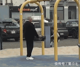 爆笑gif图:山羊已经熟练掌握了墙的bug