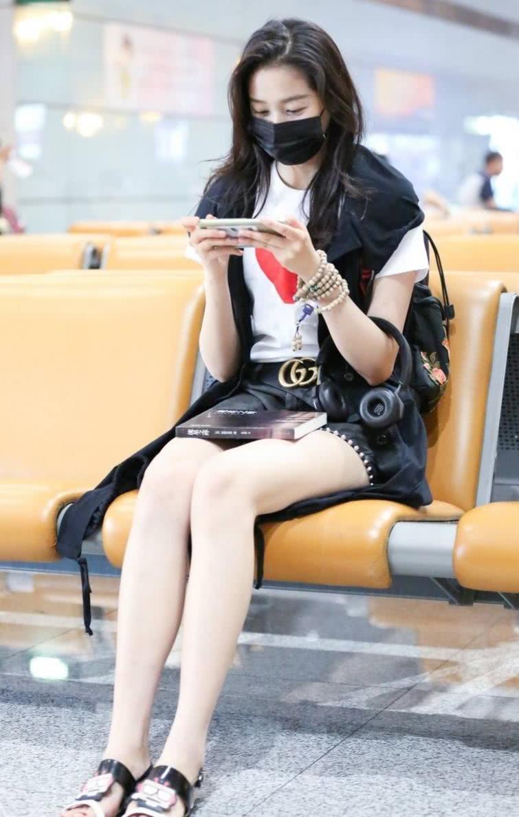 关晓彤终于穿对了,超短裤秀美腿,网友:长了一双不用p图的腿!