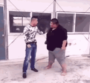 搞笑gif:妹子,你这似笑非笑的表情太可爱了,为你点一个赞