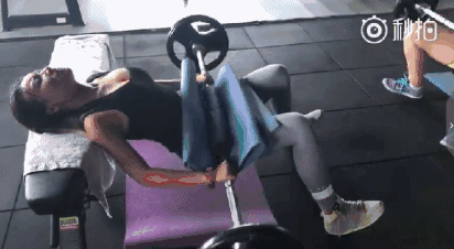 最新一期内涵爆笑动图 这个猫娘,身材有点太犯规了!