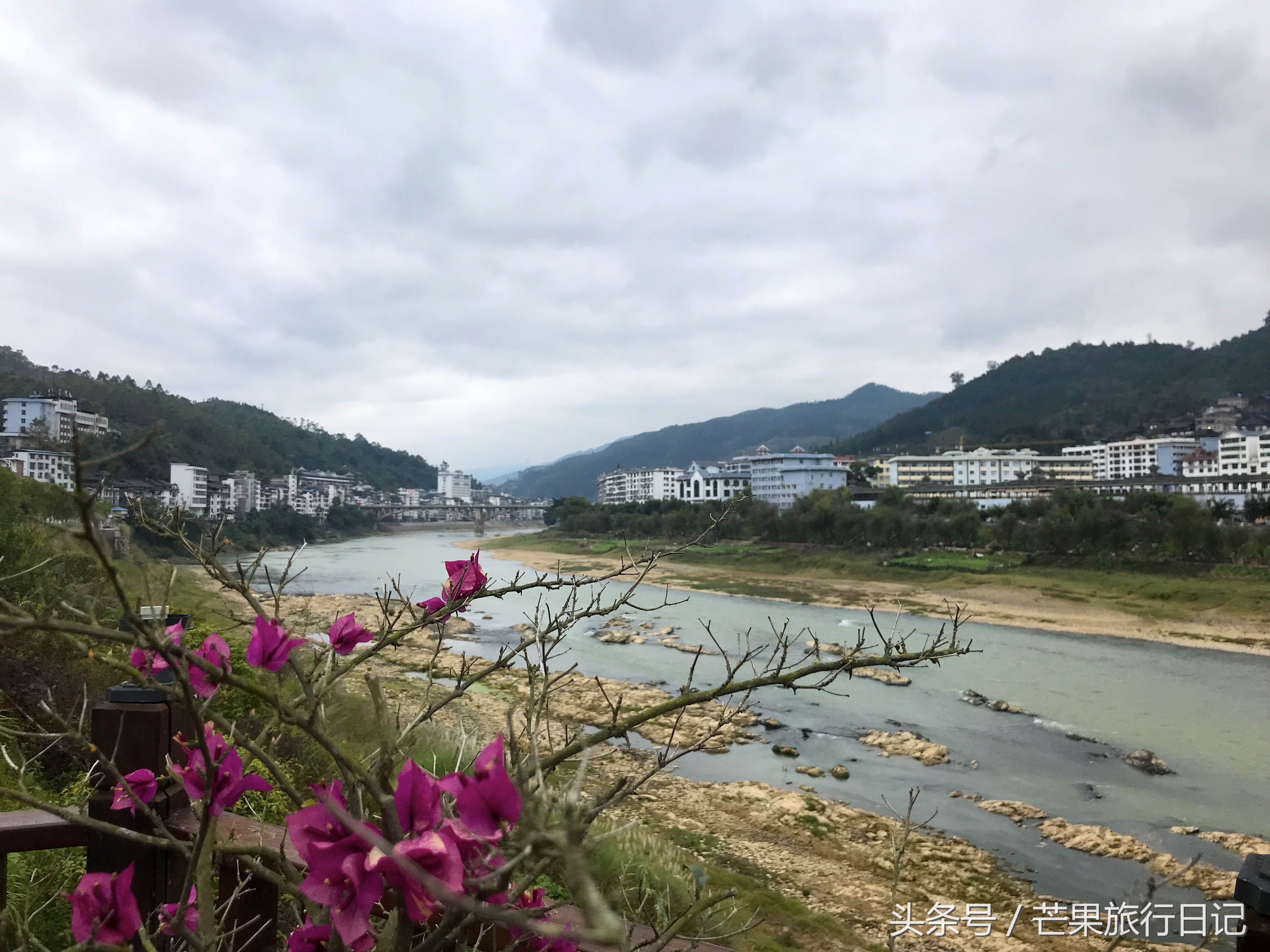 在贵州和广西交界处,有一个美丽的小县城,被称为"世外