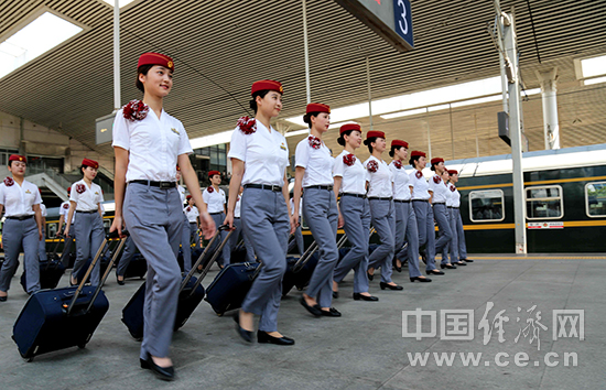 乘务员们展示行走姿态.李一明摄.