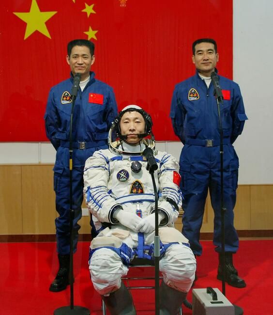 中国航天员梯队杨利伟(中),翟志刚(右),聂海胜(左) 秦宪安 摄