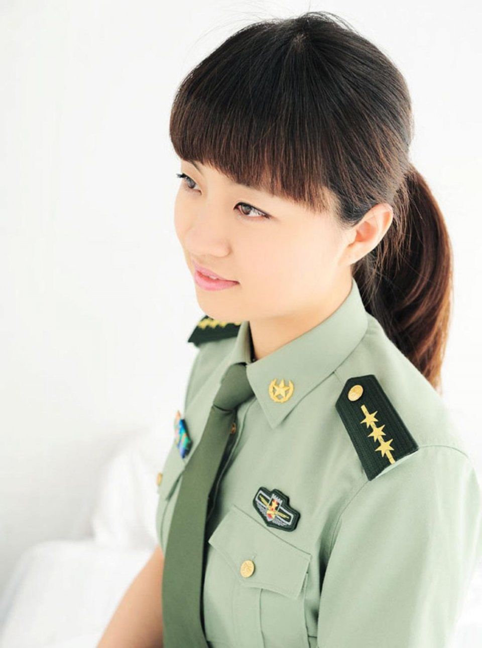 军人的坚毅与柔美:部队女战士穿军装拍艺术照
