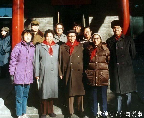 毛岸青,李敏,李讷与家人一起合照.