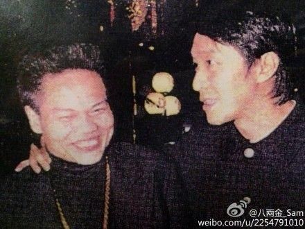 64岁"八两金"全家照,妻子输光家产,儿子帅气,拍片致敬