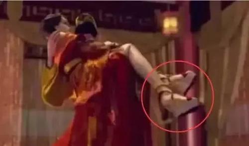 影视剧中搞笑的穿帮镜头,导演你是哪个学校毕业的