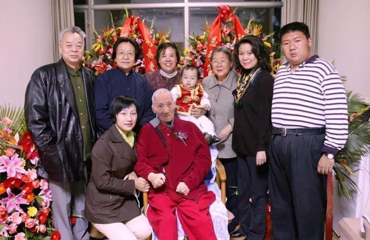 毛东东和爷爷毛岸青珍贵合影,非常难得,毛东东听话懂事多才多艺