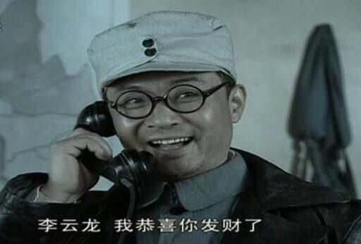 《亮剑》打完县城,旅长送李云龙一个小礼物,比嘉奖令还珍贵