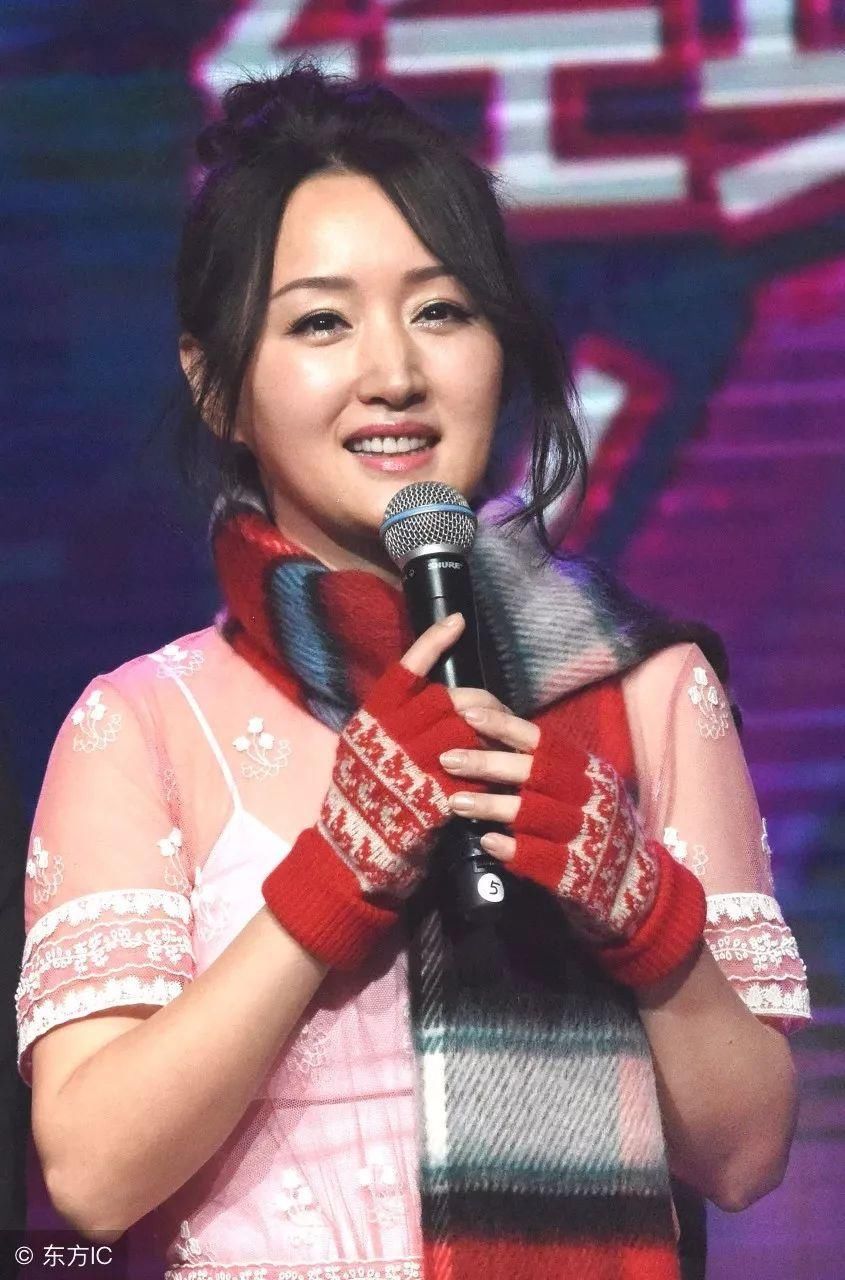 48岁杨钰莹被下降头?史上最丑造型:镂空连衣裙 花围巾