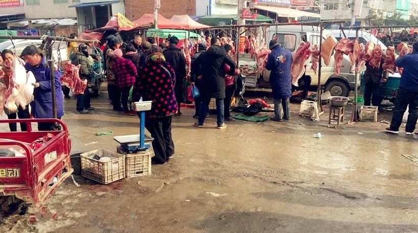 这是农村集市的卖肉场景,这卖肉一天能卖十几头猪,过年了割点肉很正常