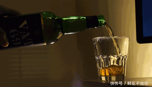 今天你要是能给哥满上,哥就请你喝酒