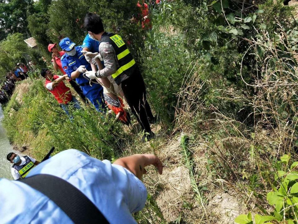 两儿童失踪一天后双双溺亡 失踪前曾被人带着赶集