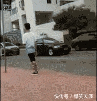 搞笑gif:半年我就交了两万多,没钱吃肉了!