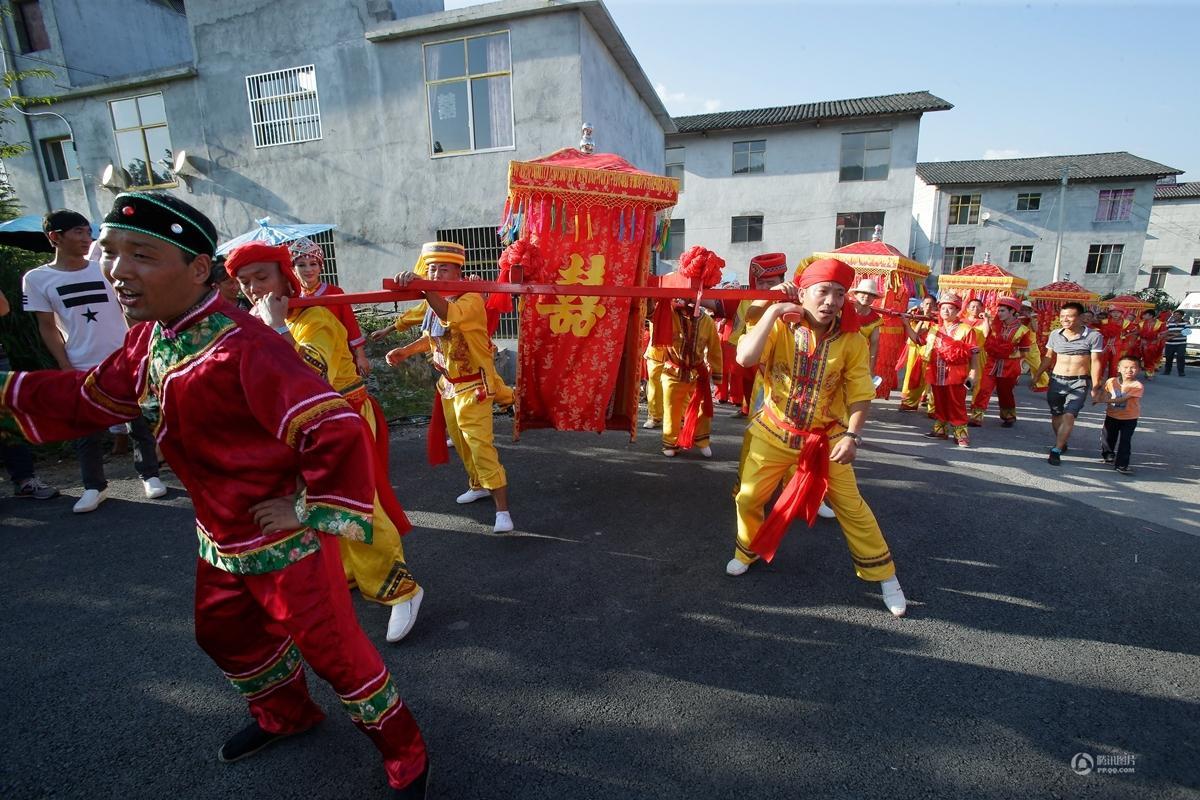 会举行,超过8万人观看了土家族特色的定亲仪式,迎亲仪式和婚礼仪式