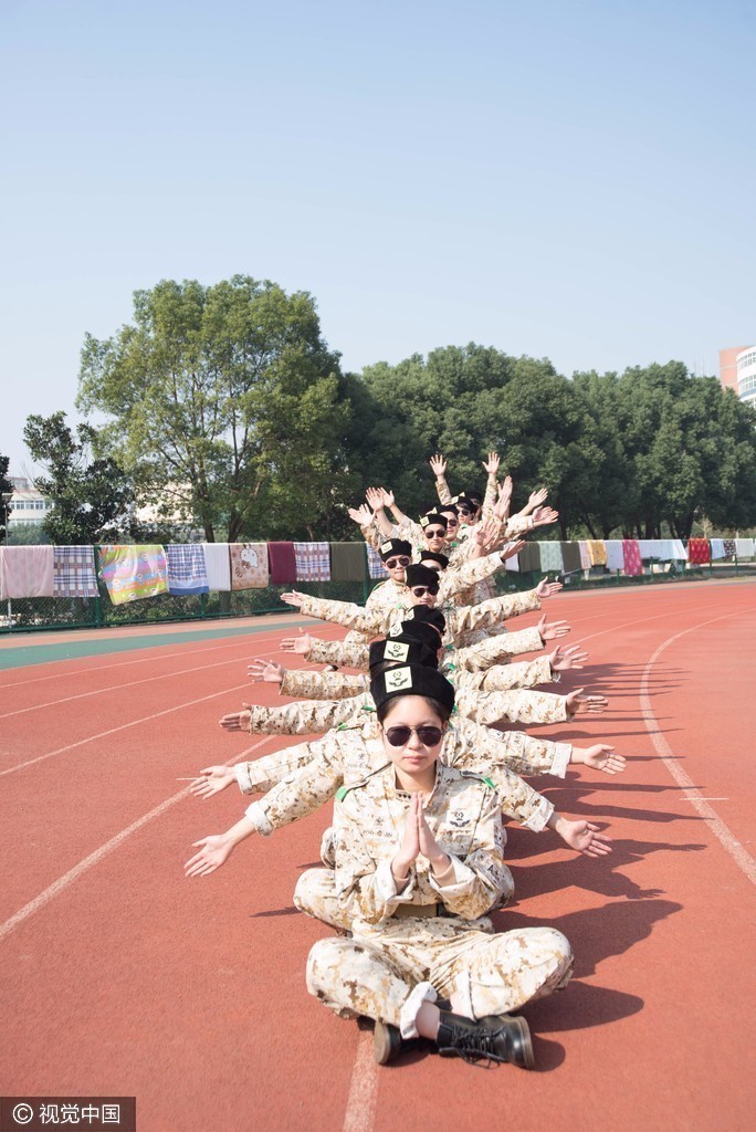 2016年11月28日,江西九江,一所即将毕业实习的高校大学生拍出"宋仲基