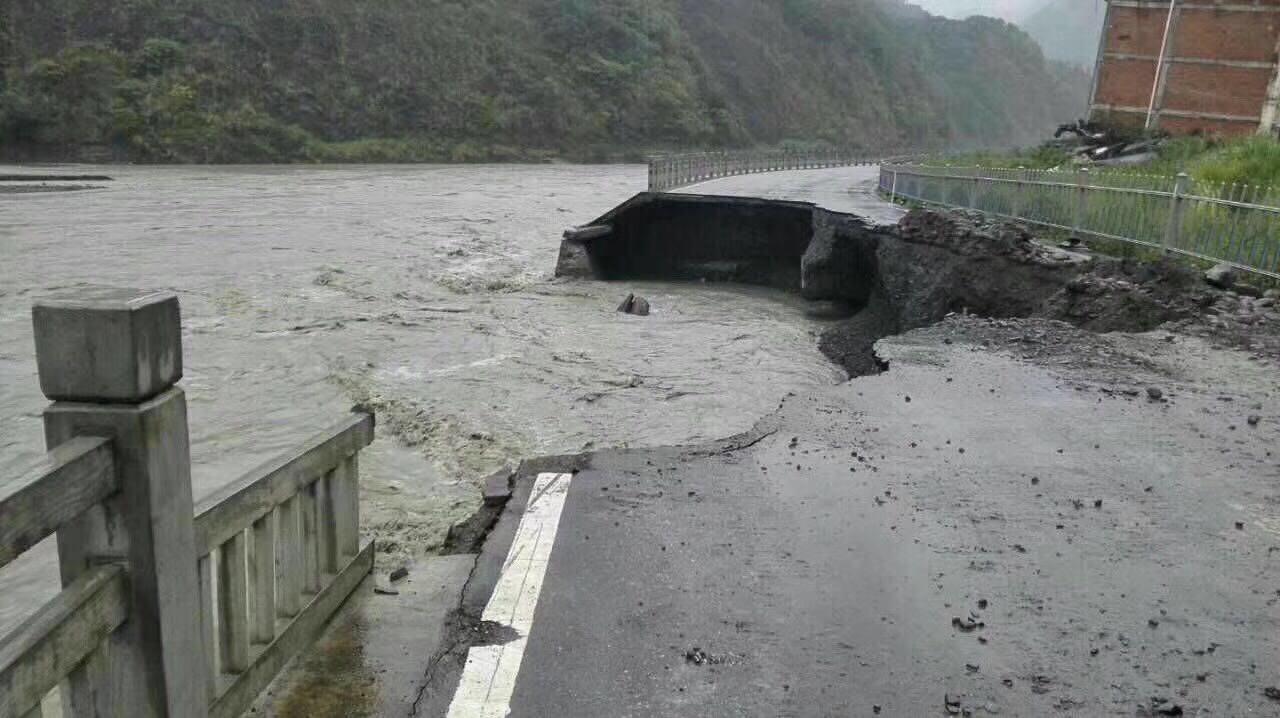 突发!北川境内山体塌方至道路中断