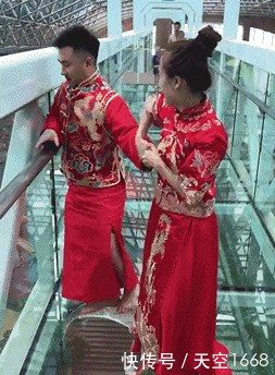 搞笑gif: 确认过眼神, 这是打不过的人, 新郎还没入洞房都已吓尿裤子!