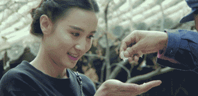 搞笑gif:妈呀,笑得我脸抽筋了,活动一下