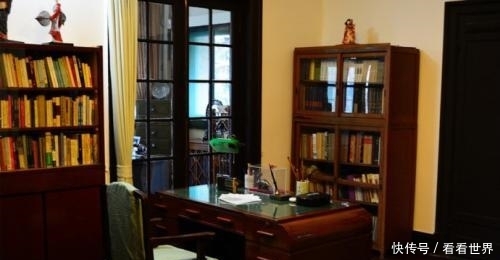 一楼是客厅,厨房,阳台,二楼是卧室和书房,三楼是巴金先生的办公用品