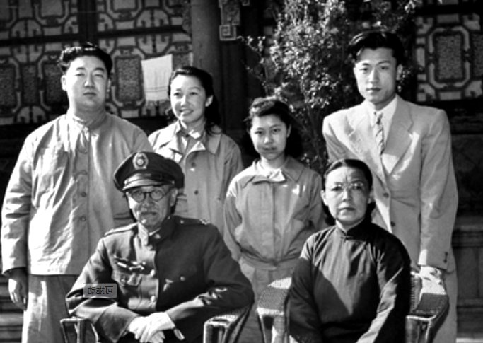 罕见的阎锡山老照片,图2是家人合照,图3左边是蒋介石