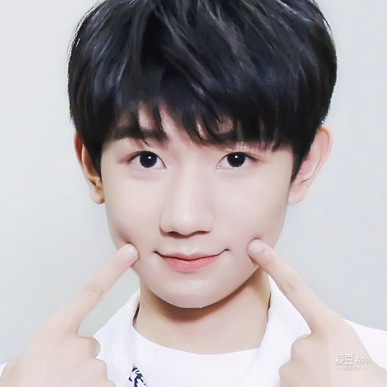 [tfboys][分享]170616 王源戳脸同款表情包 粉丝:一毛